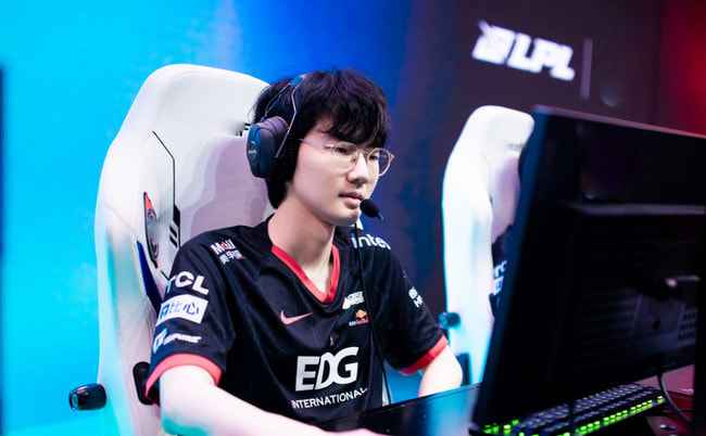 季后赛焦点战：EDG与TES硬碰硬，谁将笑到最后？