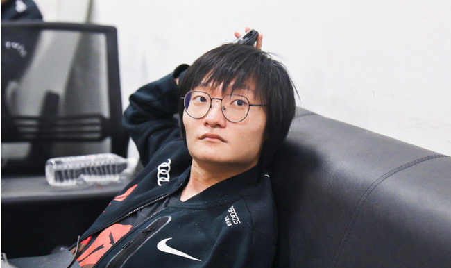 季后赛焦点战：EDG与TES硬碰硬，谁将笑到最后？