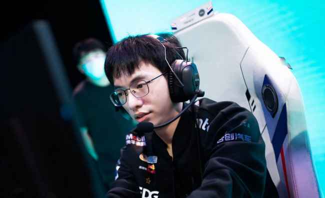 季后赛焦点战：EDG与TES硬碰硬，谁将笑到最后？